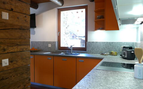 Rustico Raslina: Küche, Countertop, Holz, Flooring, Interior Design, Spüle, Küchengerät, Zuhause, Fussboden, Decke