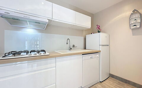Ty Ar Mor: Interior Design, Küche, Flooring, Major Appliance, Cabinetry, Holz, Möbel, Countertop, Fussboden, Küchengerät