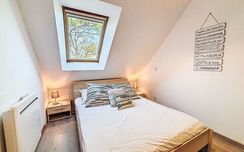 Maison Kerlosquet: Bett, Schlafzimmer, Interior Design, Holz, Möbel, Fussboden, Bettdecke, Bedding, Flooring, Linens