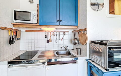 Résidence la Frégate: Küche, Küchengerät, Major Appliance, Countertop, Spüle, Herd, Interior Design, Flooring, Gasherd, Zimmer