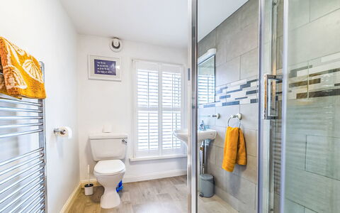 Dock of the Bay: Flooring, Fussboden, Armatur, Wohnung, Installation, Fliese, Badezimmer, Toilette, Zapfhahn, Dusche