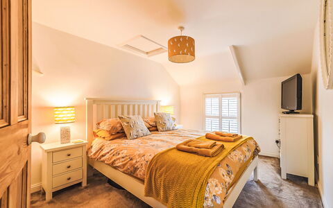 Dock of the Bay: Bett, Möbel, Schlafzimmer, Interior Design, Bedding, Bettdecke, Wand, Fussboden, Holz, Flooring