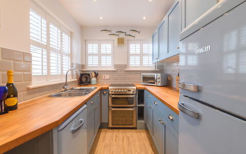 Dock of the Bay: Küche, Countertop, Cabinetry, Küchengerät, Interior Design, Major Appliance, Flooring, Möbel, Holz, Haushaltsgerät
