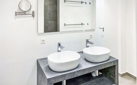 Brig 36: Bad Sink, Armatur, Sinken, Flooring, Interior Design, Zapfhahn, Badezimmer, Fussboden, Spiegel, Countertop