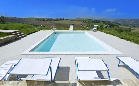 Il Casolare e Il Fienile: Schwimmbad, Gartenmöbel, Möbel, Verbundwerkstoff, Schatten, Resort, Stuhl, Beton, Fliese, Sonnenliege