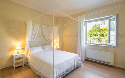 Podere Galieni: Möbel, Interior Design, Bett, Fussboden, Flooring, Wand, Schlafzimmer, Holz, Decke, Zimmer