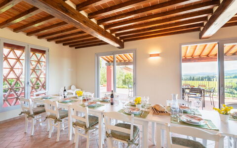 Podere Galieni: Möbel, Tabelle, Interior Design, Stuhl, Zuhause, Küche & Esszimmer Tisch, Zimmer, Esszimmer, Decke, Tischdecke