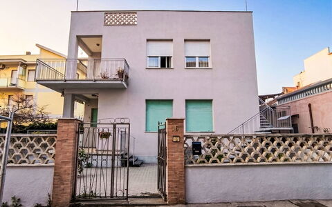 Casa Irma: Wand, Gebäude, Wohngebiet, Fassade, Die Architektur, Nachbarschaft, Balkon, Zuhause, Tür, Wohnung