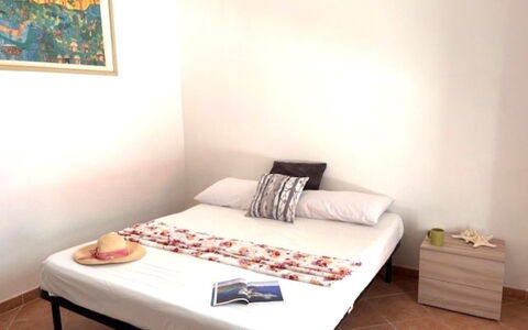 Silos: Möbel, Fussboden, Schlafzimmer, Bett, Interior Design, Flooring, Bettdecke, Bedding, Zimmer, Bettrahmen