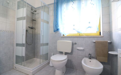 Lucia: Badezimmer, Armatur, Flooring, Toilleten Sitz, Toilette, Fussboden, Interior Design, Zapfhahn, Sinken, Installation