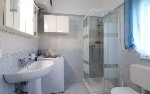 Lucia: Armatur, Bad Sink, Badezimmer, Flooring, Fussboden, Sinken, Interior Design, Zapfhahn, Toilette, Installation