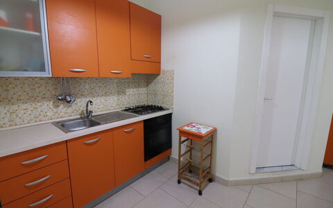 Lucia: Küche, Küchengerät, Major Appliance, Countertop, Flooring, Holz, Spüle, Fussboden, Cabinetry, Interior Design