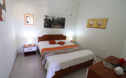 Lucia: Möbel, Holz, Fussboden, Flooring, Interior Design, Bett, Schlafzimmer, Zimmer, Bettdecke, Bedding