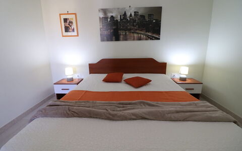 Lucia: Möbel, Bett, Schlafzimmer, Interior Design, Bettdecke, Holz, Bedding, Fussboden, Flooring, Zimmer