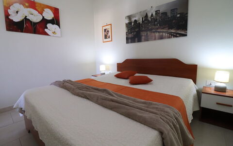Lucia: Möbel, Bett, Schlafzimmer, Interior Design, Bettdecke, Holz, Flooring, Bedding, Fussboden, Zimmer