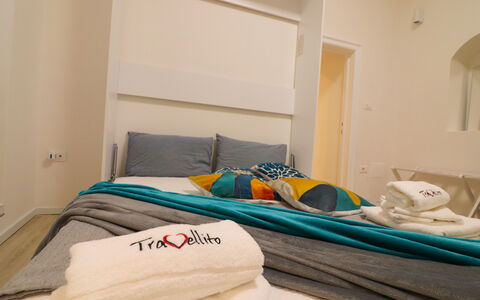 Penelope'S House Centro Storico: Möbel, Interior Design, Flooring, Fussboden, Schlafzimmer, Holz, Zimmer, Textil, Decke, Bett