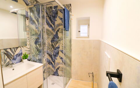 Penelope'S House Centro Storico: Flooring, Interior Design, Armatur, Fussboden, Badezimmer, Toilette, Fliese, Installation, Zimmer, Badezimmerschrank
