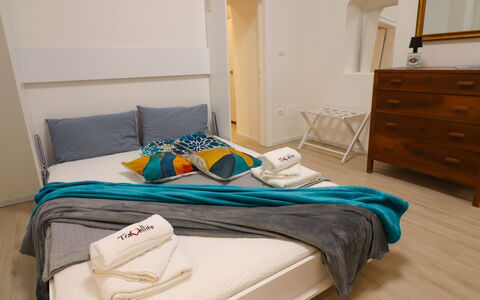 Penelope'S House Centro Storico: Möbel, Interior Design, Flooring, Fussboden, Schlafzimmer, Holz, Zimmer, Bett, Textil, Wohnung