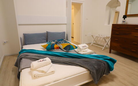 Penelope'S House Centro Storico: Möbel, Interior Design, Flooring, Fussboden, Holz, Schlafzimmer, Zimmer, Bett, Textil, Wohnung