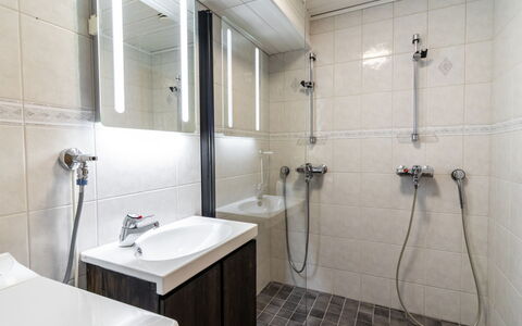 Njalla: Badezimmer, Armatur, Flooring, Interior Design, Fussboden, Sinken, Zapfhahn, Bad Sink, Dusche, Installation