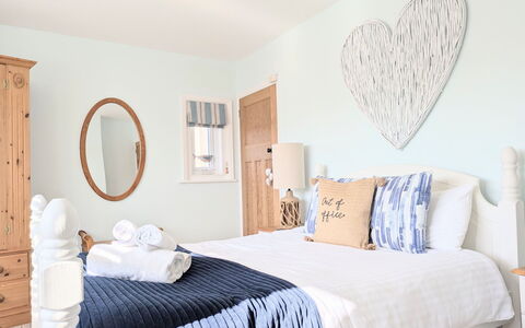 Tenby Cottage: Bett, Möbel, Schlafzimmer, Bedding, Interior Design, Bettdecke, Linens, Dekokissen, Kissen, Kissen