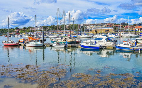 Tenby Cottage: Boot, Blau, Wasser, Gewässer, Watercraft, Yachthafen, Boote Und Boating - Geräte Und Materialien, Wasserweg, Wolke, Hafen