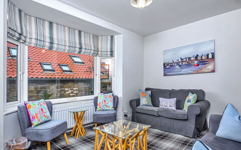 Tenby Cottage: Möbel, Interior Design, Couch, Flooring, Zimmer, Fussboden, Wohnzimmer, Textil, Decke, Tabelle