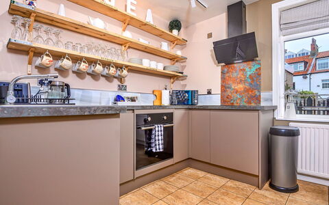 Tenby Cottage: Küche, Major Appliance, Küchengerät, Interior Design, Flooring, Countertop, Cabinetry, Zimmer, Haushaltsgerät, Möbel