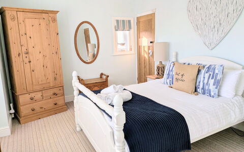 Tenby Cottage: Bett, Möbel, Bedding, Schlafzimmer, Interior Design, Bettdecke, Linens, Holz, Zimmer, Dekokissen