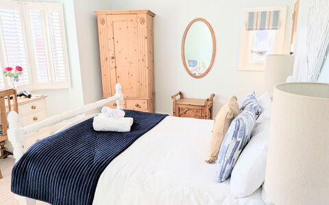 Tenby Cottage: Möbel, Bett, Bedding, Schlafzimmer, Bettdecke, Interior Design, Linens, Holz, Zimmer, Textil