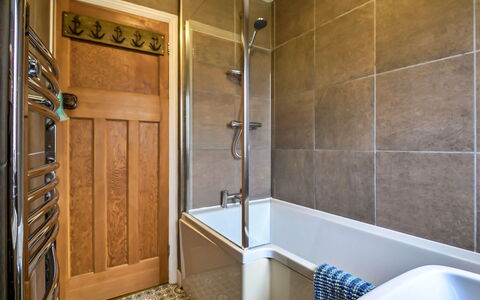 Tenby Cottage: Flooring, Badezimmer, Armatur, Wand, Fussboden, Holz, Interior Design, Badewanne, Installation, Fliese