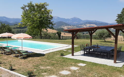 Villa Felice, Private Pool and Hills: Schwimmbad, Hügel, Gebirge, Gartenmöbel, Freizeit, Bauernhaus, Resort, Eco Hotel, Grat, Senke