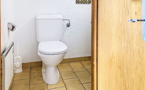Chalet Chemin du Four: Toilleten Sitz, Toilette, Badezimmer, Armatur, Flooring, Fussboden, Installation, Fliese