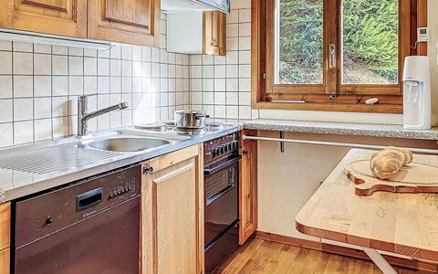 Chalet Chemin du Four: Küche, Holz, Countertop, Küchengerät, Major Appliance, Flooring, Interior Design, Spüle, Cabinetry, Sinken