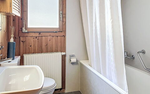 Chalet Chemin du Four: Badezimmer, Armatur, Flooring, Fussboden, Interior Design, Badewanne, Zapfhahn, Sinken, Installation, Bad Sink