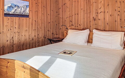 Chalet Chemin du Four: Schlafzimmer, Bett, Flooring, Holz, Fussboden, Bettdecke, Bedding, Interior Design, Hartholz, Holzbeize