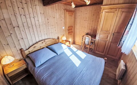 Le Moulin 74: Holz, Schlafzimmer, Zuhause, Haus, Bett, Fussboden, Bettdecke, Bedding, Tür, Hartholz