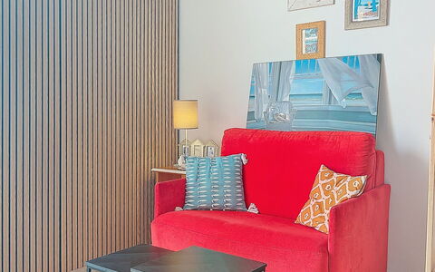La Brée 3: Möbel, Interior Design, Wand, Couch, Fussboden, Flooring, Textil, Zimmer, Wohnzimmer, Beleuchtung