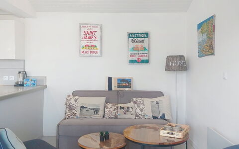 Les Alysées: Möbel, Interior Design, Wand, Couch, Flooring, Fussboden, Zimmer, Holz, Decke, Wohnzimmer