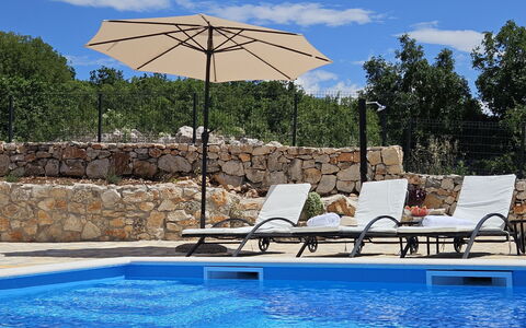 Dripić: Regenschirm, Gartenmöbel, Möbel, Schwimmbad, Stuhl, Schatten, Sonnenliege, Resort, Tisch Im Freien, Eco Hotel