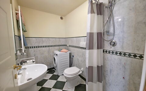 Appartamento Botrici: Toilleten Sitz, Toilette, Armatur, Flooring, Badezimmer, Fussboden, Interior Design, Installation, Sinken, Fliese
