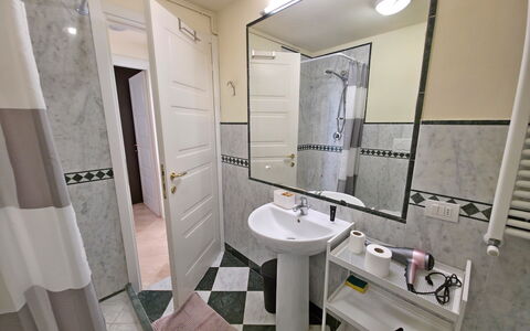Appartamento Botrici: Flooring, Fussboden, Interior Design, Zimmer, Armatur, Installation, Toilette, Fliese, Wohnung
