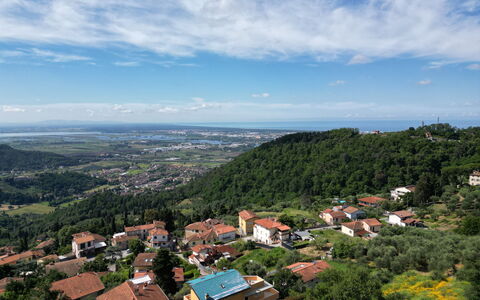 Appartamento Botrici: Daytime, Wohngebiet, Horizont, Landschaft, Hochland, Hügel, Ländliches Gebiet, Dach, Vorort, Bergstation