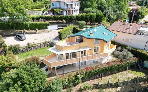 Appartamento Botrici: Gebäude, Wohngebiet, Haus, Zuhause, Dach, Strauch, Menschliche Siedlung, Hütte, Estate, Balkon