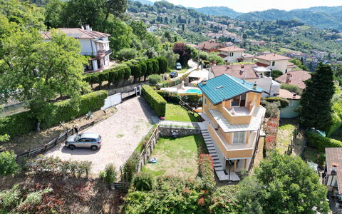 Appartamento Botrici: Haus, Dach, Wohngebiet, Bergstation, Balkon, Vorort, Dorf, Eco Hotel, Bergdorf, Villa