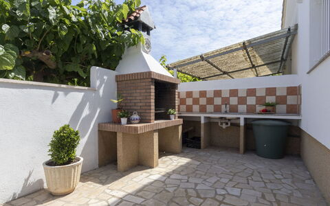 Estrella Ii: Zuhause, Tür, Hütte, Garten, Stuhl, Gartenmöbel, Hinterhof, Tisch Im Freien, Zimmerpflanze, Markise