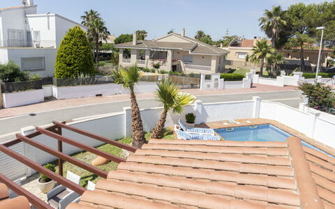 Estrella Ii: Zuhause, Tür, Hütte, Garten, Stuhl, Gartenmöbel, Hinterhof, Tisch Im Freien, Zimmerpflanze, Markise