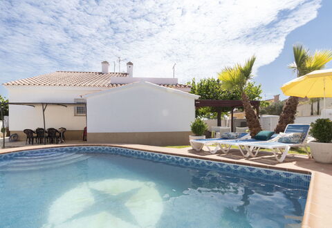 Estrella Ii: Zuhause, Tür, Hütte, Garten, Stuhl, Gartenmöbel, Hinterhof, Tisch Im Freien, Zimmerpflanze, Markise