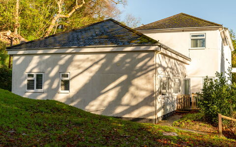 The Bungalow: Zuhause, Tür, Hütte, Garten, Stuhl, Gartenmöbel, Hinterhof, Tisch Im Freien, Zimmerpflanze, Markise