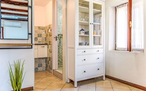 Piccolo Mondo: Möbel, Flooring, Interior Design, Holz, Fussboden, Regale, Regal, Cabinetry, Tür, Schrank
